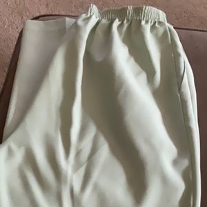 🥳 5/25.00 - light green slacks